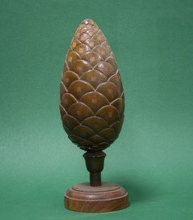 Pigna modello ligneo. Pine cone.