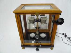 Aperiodic balance using damper, by Pierre Curie, 1939, Galileo-Sartorius production