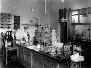 Organic chemistry laboratory of the Institute "Giacomo Ciamician", 1925-1930
