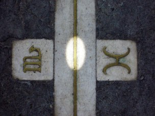 Image of the solar disk on the meridian line, between the zodiac sign of Gemini and that of Scorpion