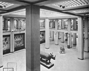 Historical picture of the entrance hall of the Museum of Zoology in the 50s