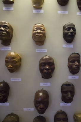 Calchi facciali in gesso di diversa origine etnica