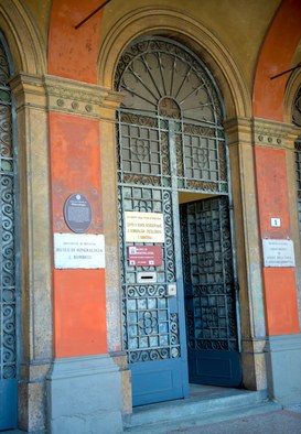 1. Ingresso della Collezione di Mineralogia "Museo Luigi Bombicci" in Piazza di Porta San Donato 1. © Università di Bologna - Sistema Museale di Ateneo | ph. Francesca Bargossi