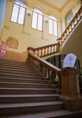 2. Scalone di accesso alle sale espositive della Collezione di Mineralogia "Museo Luigi Bombicci". © Università di Bologna - Sistema Museale di Ateneo | ph. Francesca Bargossi
