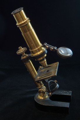 3. Microscopio da mineralogia. © Università di Bologna - Sistema Museale di Ateneo | ph. Francesca Bargossi