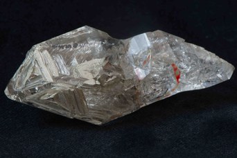 1. Quarzo aeroidro a tramogge di Porretta (75x35x30 mm). © Università di Bologna - Sistema Museale di Ateneo | ph. Francesca Bargossi