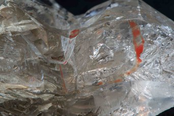 3. Inclusione aeroidra di Acqua e Metano nel quarzo di Porretta. © Università di Bologna - Sistema Museale di Ateneo | ph. Francesca Bargossi