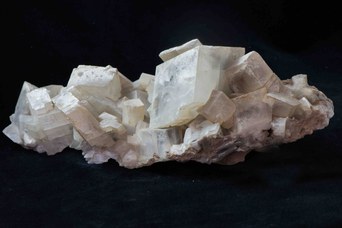 4. Calcite romboedrica del Fosso Castellina, Porretta (romboedro maggiore 55x45x45 mm). © Università di Bologna - Sistema Museale di Ateneo | ph. Francesca Bargossi