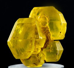 2. Solfo della miniera di Perticara, esemplare di 50x40x30 mm studiato da Luigi Bombicci. © Università di Bologna – Sistema Museale di Ateneo | ph. Francesca Bargossi