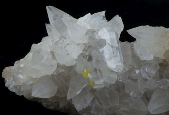 4. Calcite della miniera di Perticara, esemplare di 94 mm, singoli cristalli di 17 mm. © Università di Bologna – Sistema Museale di Ateneo | ph. Francesca Bargossi