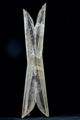 1. Geminato di gesso selenitico (40x8 cm), proveniente da Monte Donato, Bologna. © Università di Bologna - Sistema Museale di Ateneo | ph. Francesca Bargossi