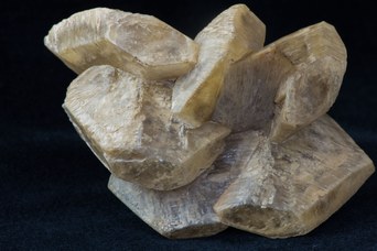 2. Rosetta di cristalli prismatico-lenticolari di gesso selenitico (90x65x45 mm), provenienti da Buca di Belvedere, Croara, Bologna. © Università di Bologna - Sistema Museale di Ateneo | ph. Francesca Bargossi