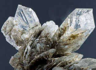 4. Aggregato a "rosa" di cristalli prismatico-lenticolari di gesso selenitico (22x14x9 cm), proveniente da Castel de' Britti, Bologna. © Università di Bologna - Sistema Museale di Ateneo | ph. Francesca Bargossi