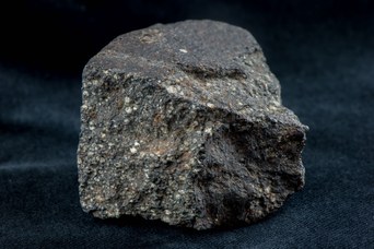 4. Meteorite Renazzo, CR2, caduta nel 1824, grammi 397. © Università di Bologna - Sistema Museale di Ateneo | ph. Francesca Bargossi