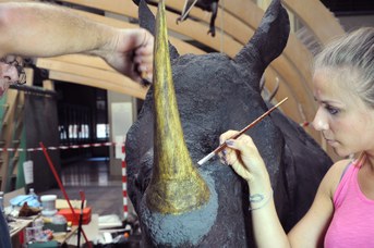 Particolare del Rinoceronte Indiano durante il restauro - Tonalizzazione del corno in gesso con colori a tempera e acrilici