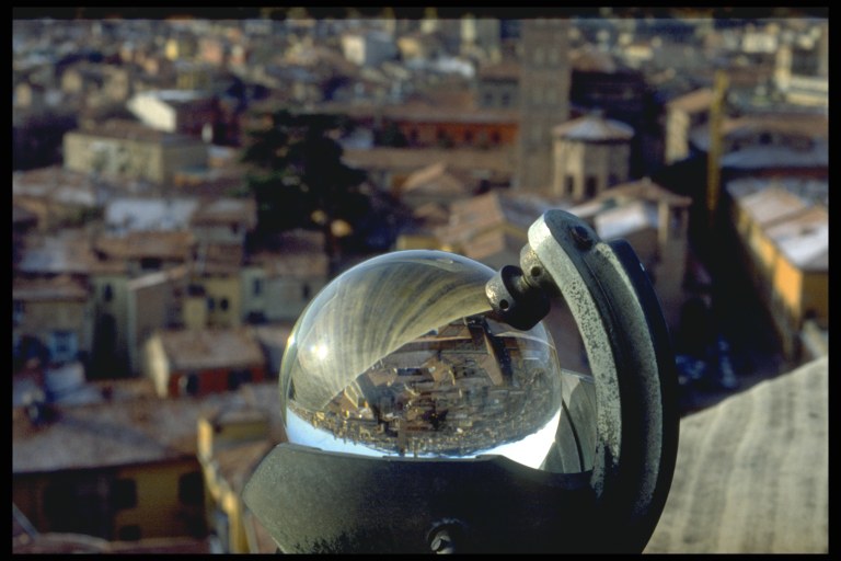 Dalla terrazza della Specola, il panorama di Bologna appare riflesso nello strumento per misurare l’irraggiamento solare