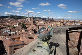 Vista su Bologna dalla terrazza della Specola con eliofanografo in primo piano