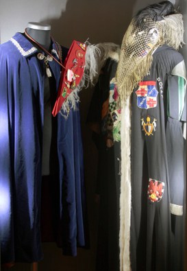 Mantelli e feluche con insegne goliardiche del XX secolo