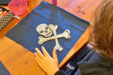 un bambino assembla la propria bandiera da pirata LABORATORI DIDATTICI PER BAMBINI - NOVEMBRE 2025