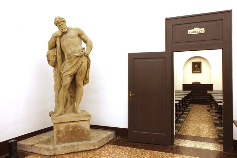 Statua di Ercole e Aula Carducci