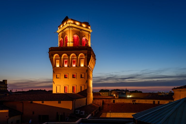 Torre della Specola illuminata di notte