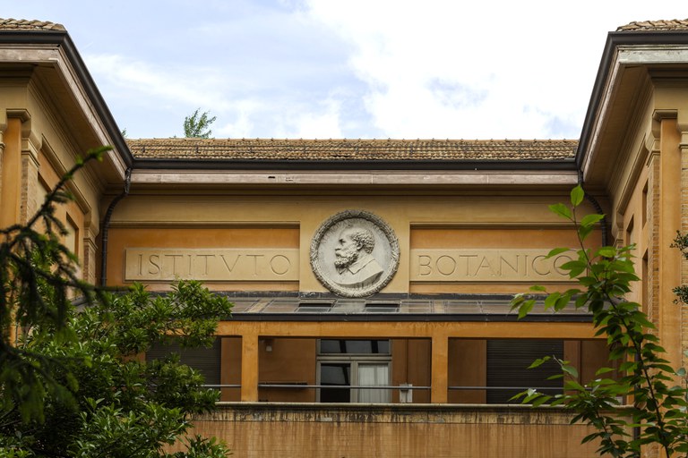 edificio Orto botanico con scritta Istituto Botanico e cammeo del volto di Ulisse Aldrovandi