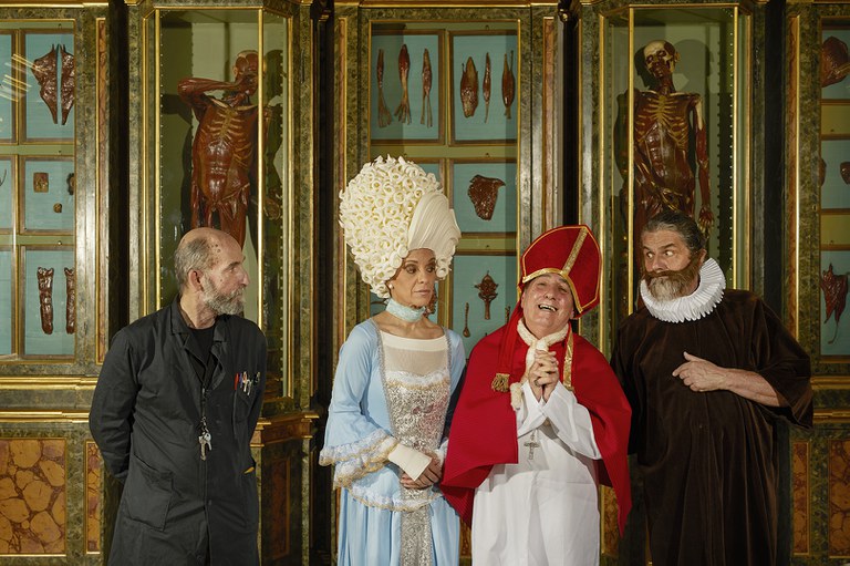 Attori Malandrino&Veronica, Raffaella Silva e Maurizio Grano nella sala delle cere anatomiche del Museo di Palazzo Poggi Attori Malandrino&Veronica, Raffaella Silva e Maurizio Grano nella sala delle cere anatomiche del Museo di Palazzo Poggi