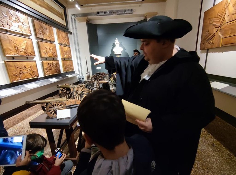 Attore all'interno del Museo di Palazzo Poggi Attore all'interno del Museo di Palazzo Poggi