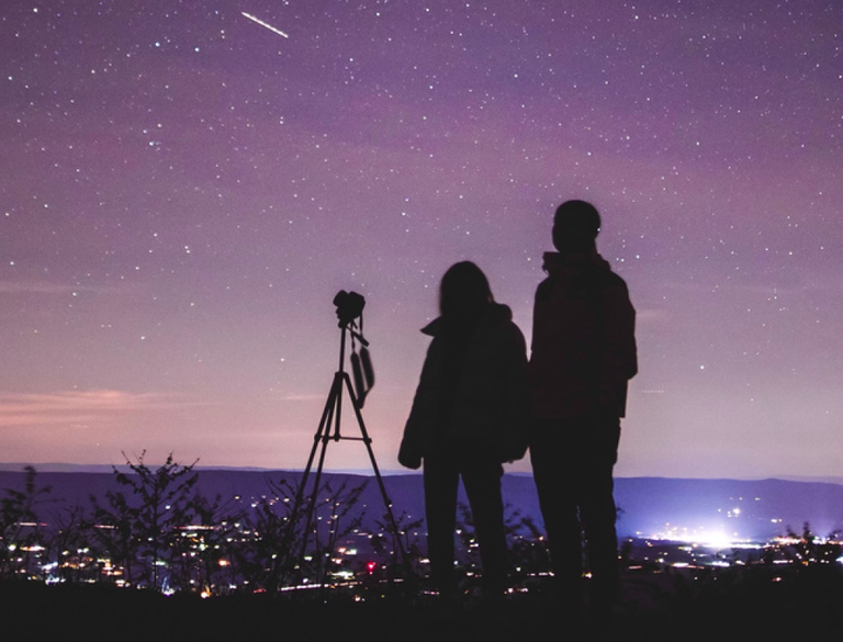 Foto di due astronomi di notte