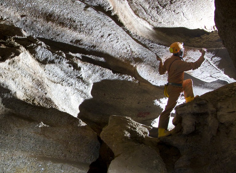 Foto di uno speleologo in una grotta
