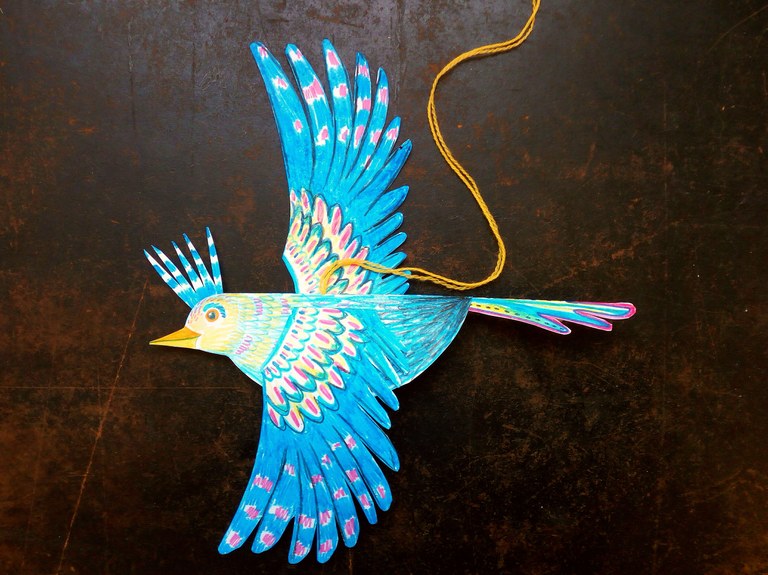 Uccello in cartoncino colorato