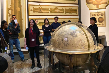 Una guida spiega a un giovane pubblico il globo terrestre di Vincenzo Coronelli al Museo di Palazzo Poggi VISITE GUIDATE PER ADULTI E FAMIGLIE - NOVEMBRE 2025